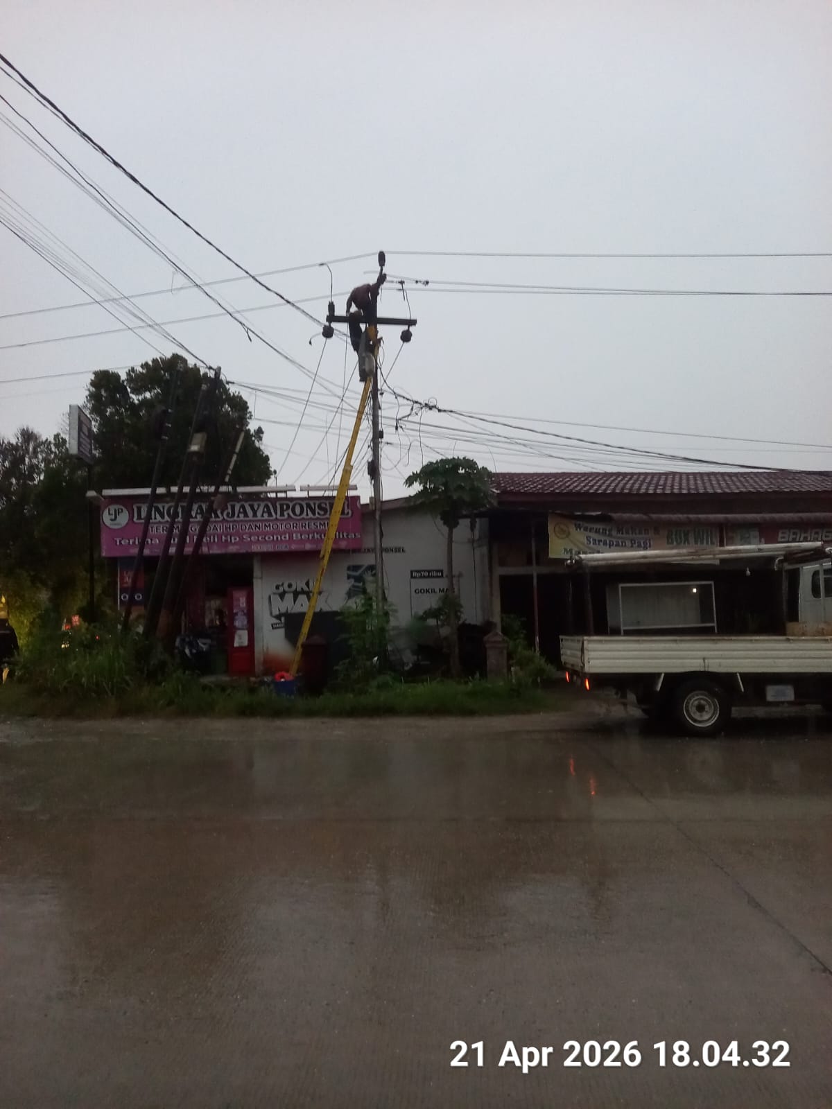 Perusahaan Umum Daerah (Perumda) Tuah Sekata Tangani Kabel JTM Putus Akibat Sambaran Petir di Simpang Mess Pemda